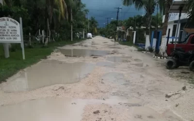 Vecinos de Punta Allen bloquean carretera en demanda de rehabilitación del acceso