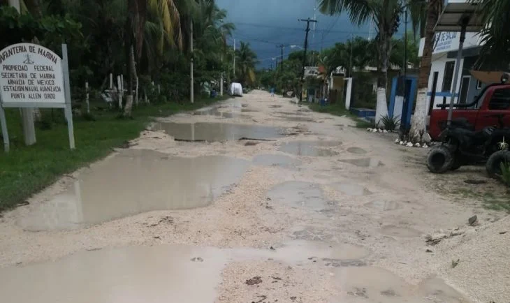 Vecinos de Punta Allen bloquean carretera en demanda de rehabilitación del acceso