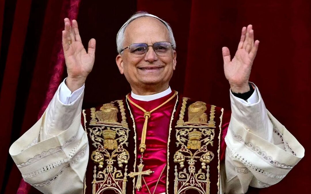 León XIV debuta como papa con un fuerte llamado a la paz mundial