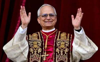 León XIV debuta como papa con un fuerte llamado a la paz mundial
